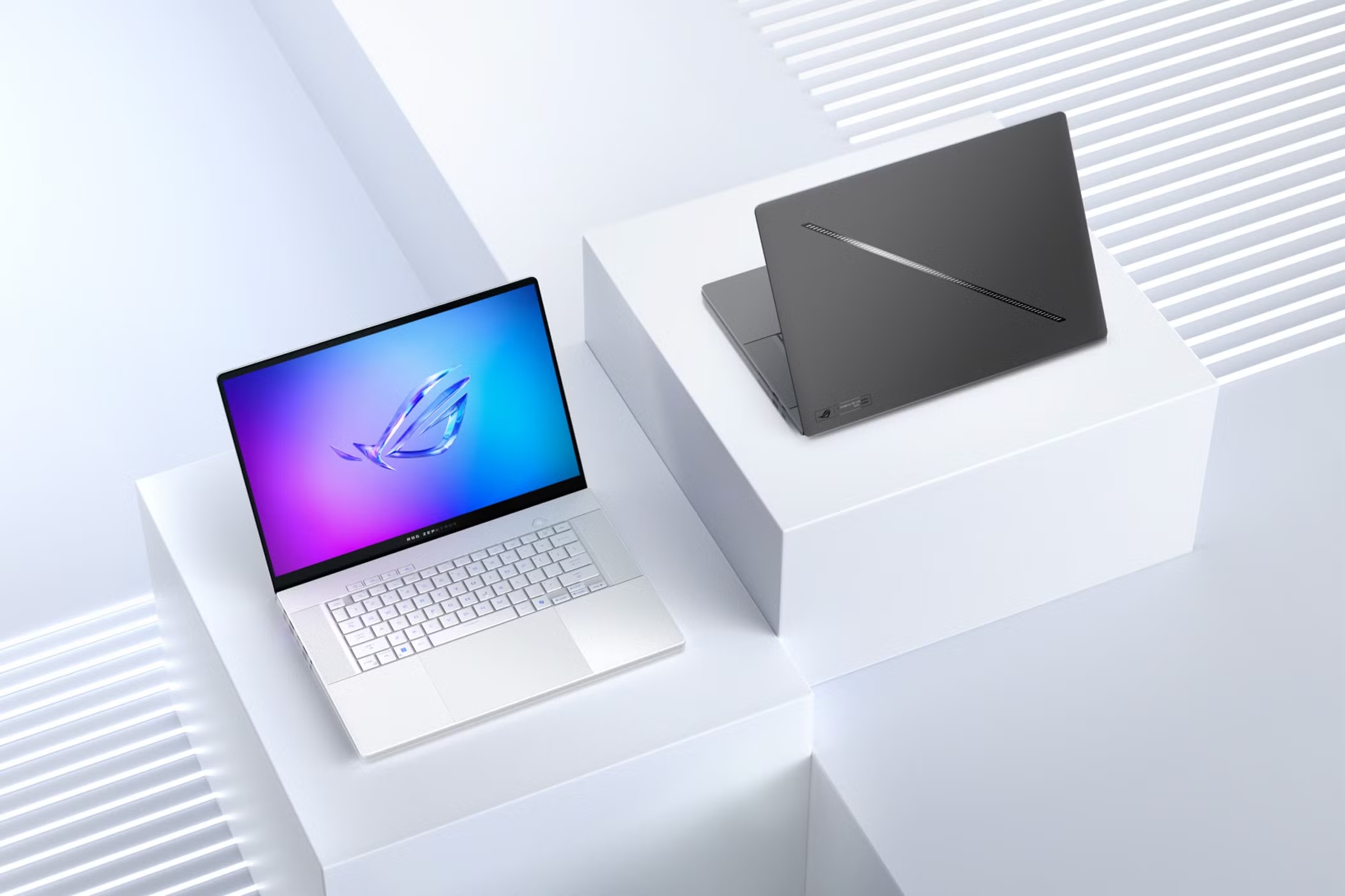 Imagen de dos computadoras en pilares