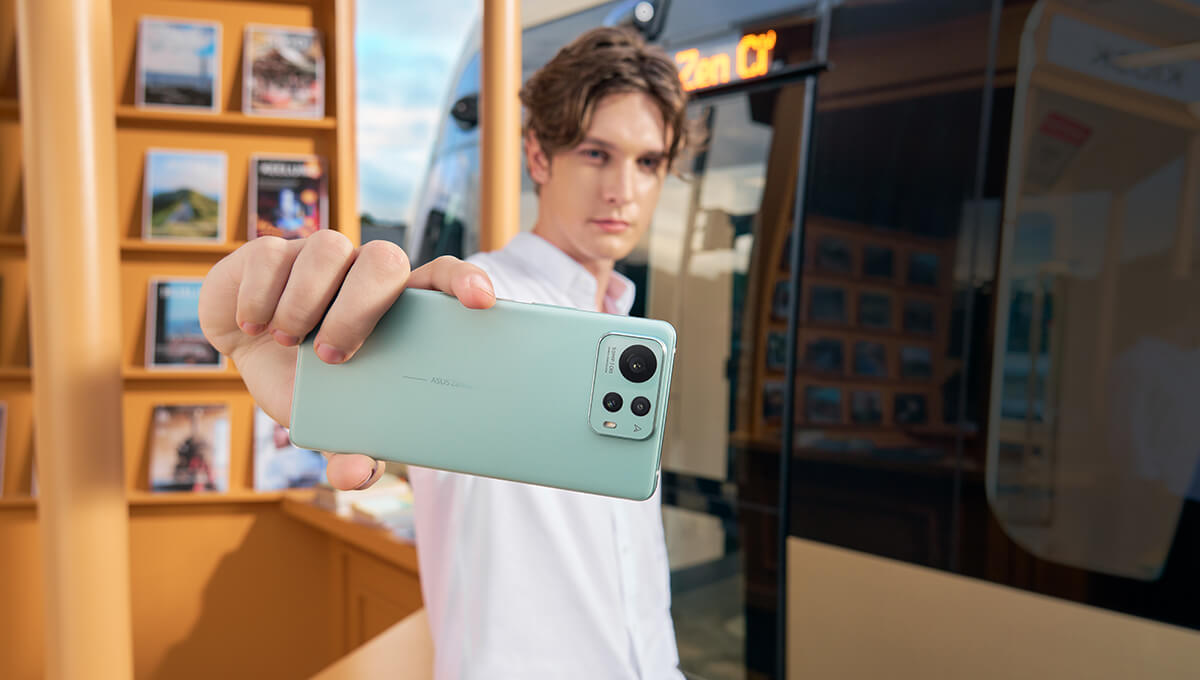 Un chico agarrando un smartphone